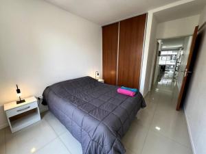 um quarto com uma cama com uma almofada cor-de-rosa em Premium apartment in Belgrano em Buenos Aires