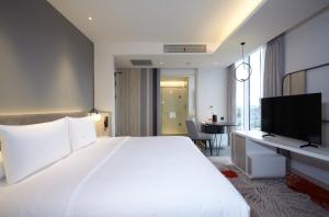 TV a/nebo společenská místnost v ubytování HARRIS Hotel & Convention Cibinong City Mall Bogor