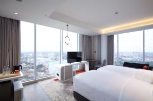 TV a/nebo společenská místnost v ubytování HARRIS Hotel & Convention Cibinong City Mall Bogor
