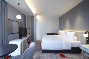 TV a/nebo společenská místnost v ubytování HARRIS Hotel & Convention Cibinong City Mall Bogor