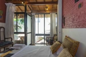 um quarto com uma cama e uma parede de tijolos em Highbury Colombo em Colombo