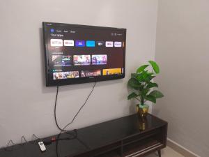 Μια τηλεόραση ή/και κέντρο ψυχαγωγίας στο Homestay Pantai