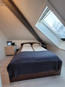 um quarto com uma cama e uma janela em Cozy 2bdr apt. 3 min walk to Solsiden em Trondheim