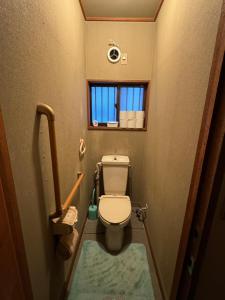 草津町にある源泉掛け流し付き貸切別荘-Authentic private home with Private Kusatsu Onsen - THE HIDEOUT VILLA KUSATSU-の小さなバスルーム(トイレ、窓付)が備わります。
