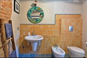 Kúpeľňa v ubytovaní Casale delle Rondini + 37 fotografií