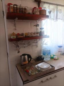 uma cozinha com um balcão com pratos em Habitación en casa Familiar em Viña del Mar