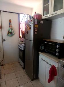 uma cozinha com um frigorífico e um fogão em Habitación en casa Familiar em Viña del Mar