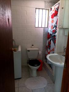 uma casa de banho com um WC e um lavatório em Habitación en casa Familiar em Viña del Mar