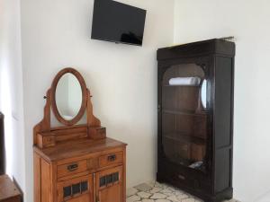 - un miroir au-dessus d'une commode en bois avec une commode en bois dans l'établissement Edge Resort, Yogyakarta, à Parangtritis