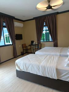 - une chambre avec un lit et un ventilateur de plafond dans l'établissement Perry Barr La Ganta Residence, à Temerloh