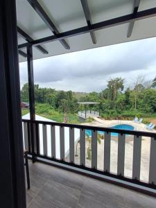 balcón con vistas a la piscina en Perry Barr La Ganta Residence en Temerloh