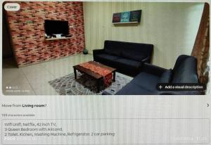 sala de estar con sofá y TV en Sorry, Blocked Account, en Temerloh