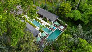 eine Draufsicht auf ein Haus mit Swimmingpool in der Unterkunft Villa Dream Life by BaliSuperHost in Ubud
