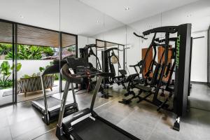 ein Fitnessstudio mit mehreren Laufbändern in einem Raum in der Unterkunft Villa Dream Life by BaliSuperHost in Ubud