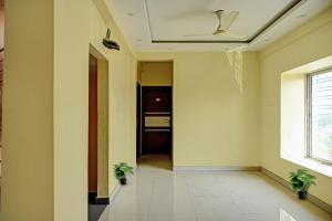 un pasillo con dos macetas y un techo en Collection O New Avro Hotel Near Eco Park en Salua