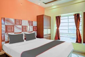 ein Schlafzimmer mit einem großen Bett und einem Fenster in der Unterkunft Collection O New Avro Hotel Near Eco Park in Salua