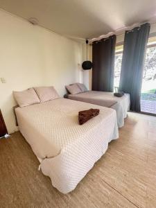 Łóżko lub łóżka w pokoju w obiekcie Punta Mango Surf Resort