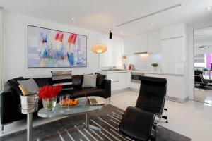 sala de estar con sofá y mesa en BYD Lofts - Boutique Hotel & Serviced Apartments - Patong Beach, Phuket en Patong Beach