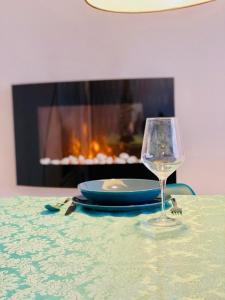 um copo de vinho sentado numa mesa com lareira em Mar&Sal Vila do Conde em Vila do Conde