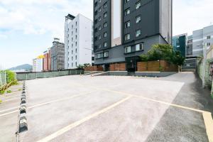 an empty parking lot in front of a building at Hotel Ssome Jeongkwan in Busan