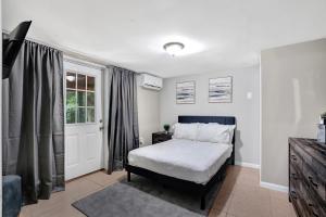 En eller flere senge i et værelse på Serene Downtown Villa