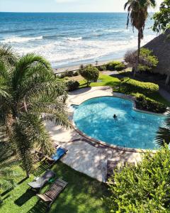 una vista aérea de una piscina junto a la playa en Punta Mango Surf Resort, en Jucuarán