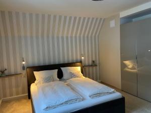 Giường trong phòng chung tại Villa Marie Ferienwohnungen