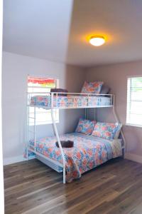 達尼亞灘的住宿－Flamingo Beach House，一间卧室配有两张双层床和一张床