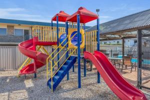 un parque infantil con toboganes coloridos en Admirals Lodge en Merimbula
