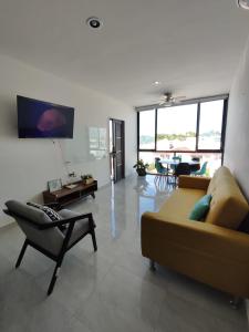 a living room with a couch and a chair at ¡Departamento a 5 minutos del Malecón! in Mazatlán
