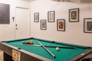 Zimmer mit Billardtisch und gerahmten Bildern in der Unterkunft Luxury Getaway: Hot Tub,Pool Table,Fire Pit in Palmdale
