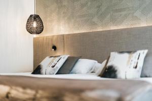 een slaapkamer met een bed met 2 kussens bij Hotel Costabella in Girona