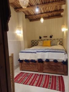 una camera con un grande letto di Private Room in Apartment TOV a Taghazout