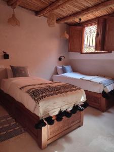 1 Schlafzimmer mit 2 Betten und einem Fenster in der Unterkunft Private Room in Apartment TOV in Taghazout