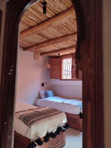 sypialnia z 2 łóżkami i oknem w obiekcie Private Room in Apartment TOV w mieście Taghazout
