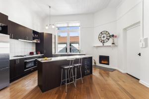 cocina con bar y chimenea en The Old Glenlyon School, en Glenlyon