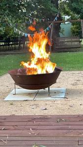 Una hoguera con fuego en un parque en The Old Glenlyon School, en Glenlyon