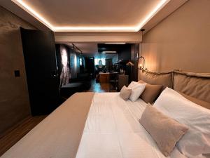 een slaapkamer met een groot wit bed in een kamer bij LUXURY PALACE POBLADO MANILA in El Poblado