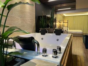 een bad in een kamer met een bed bij LUXURY PALACE POBLADO MANILA in El Poblado +39 foto's
