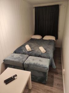 una camera con 2 letti singoli e un tavolo di Apartament 1 Havoysund a Havøysund