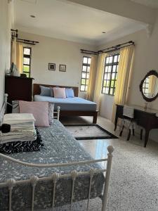 een woonkamer met een bed en een piano bij Naura Homestay in Sungai Petani