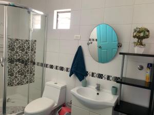 Ένα μπάνιο στο Alojamiento familiar, habitación o departamento +13 φωτογραφίες