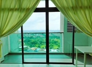 ventana grande con vistas a la ciudad en JB Bukit Indah Skyloft Suites, en Johor Bahru