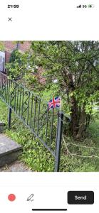 una imagen de una bandera en una valla en High View en Swindon