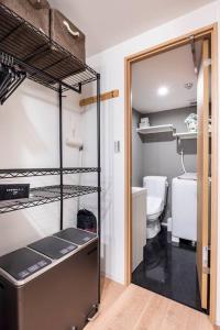 uma casa de banho com um beliche e um WC. em アンドステイ池袋4丁目 em Tóquio