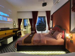een slaapkamer met een groot bed in een kamer met ramen bij Punita Hotel in Dien Ban