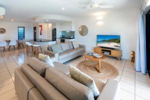 Posezení v ubytování Anchorage Apartments on Hamilton Island by HIHA