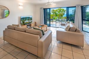 Posezení v ubytování Anchorage Apartments on Hamilton Island by HIHA