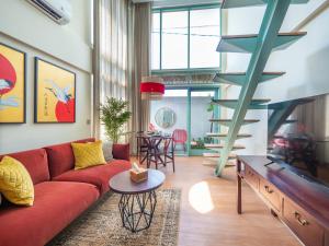 ウブドにあるTarate Loft Studio Ubudのリビングルーム(赤いソファ、螺旋階段付)