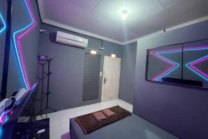 een kamer met een kamer met een videospel aan de muur bij Treebox in Ngadipuro